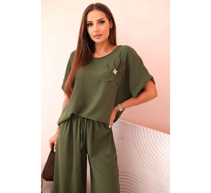 Dámský komplet z viskózy s ozdobným květem a širokými kalhotami - khaki Dámský komplet z viskózy s ozdobným květem a širokými kalhotami - khaki