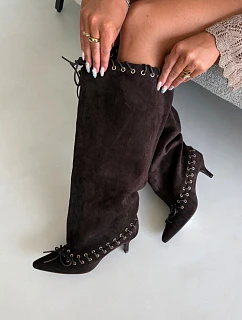 Kozačky Kitten Heel semišové s ozdobným šněrováním čokoládové Juletta