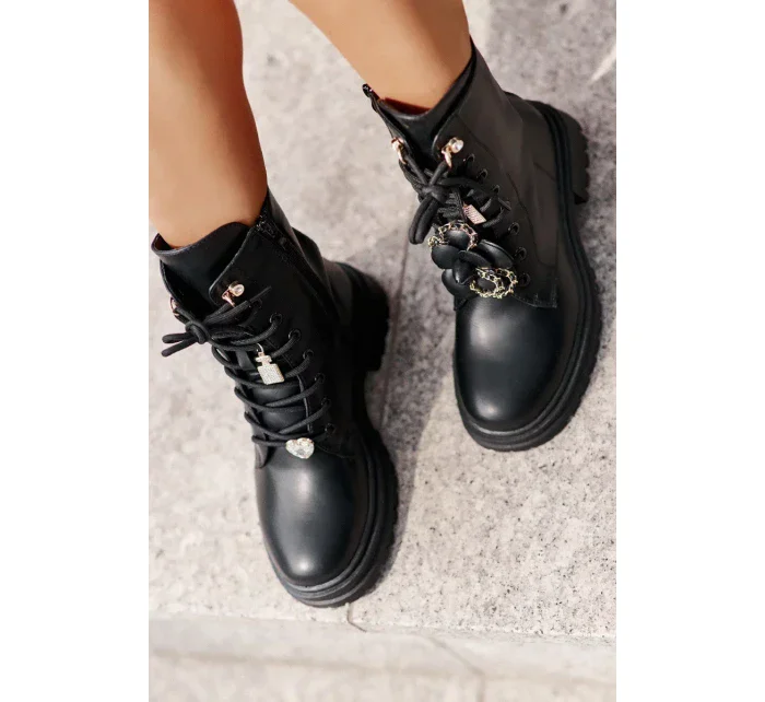 Eko Kožené Kotníkové Boty Workery Dámské S Přívěsky Černé Rianael Eko Kožené Kotníkové Boty Workery Dámské S Přívěsky Černé Rianael