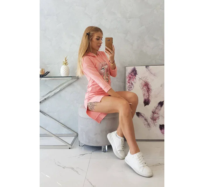 Šaty s delšími zády a barevným meruňkovým potiskem Šaty s delšími zády a barevným meruňkovým potiskem