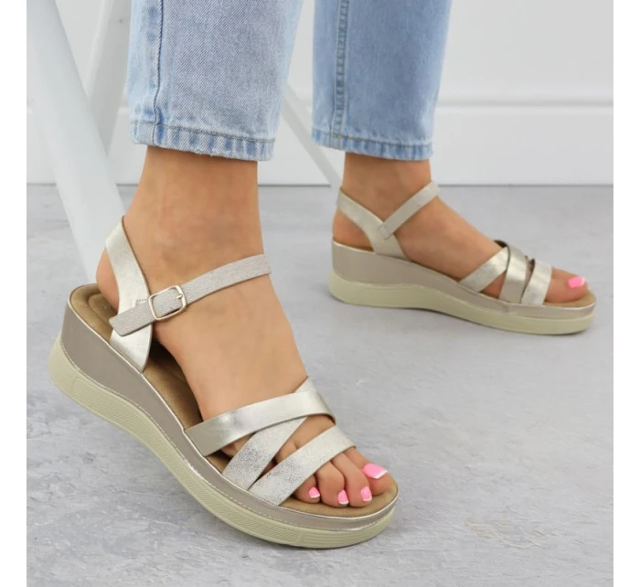 Dámské zlaté sandály na podpatku Vinceza 15358