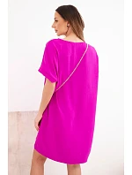 Dámské šaty s krátkým rukávem a kabelkou na řetízku tmavě fialová