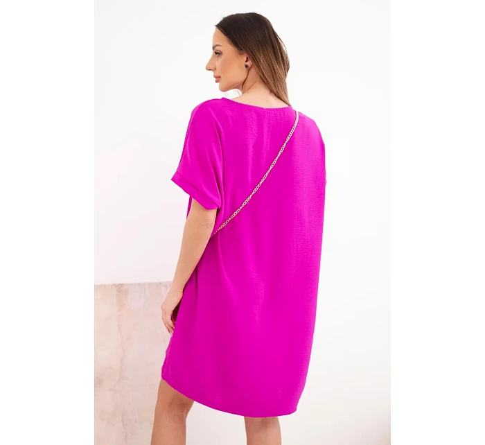 Dámské šaty s krátkým rukávem a kabelkou na řetízku tmavě fialová