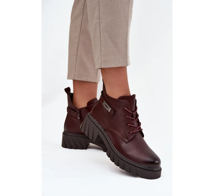Nízké zateplené dámské kotníkové boty na klínku s ozdobným páskem bordó model 21712788 - Boto