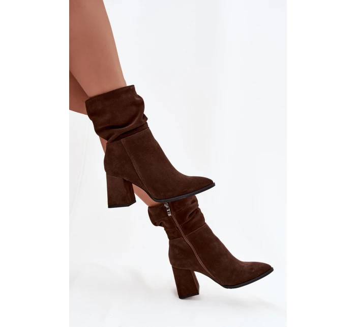 Dámské zateplené kotníkové boty z přírodního semiše se řasením – čokoládové Dámské zateplené kotníkové boty z přírodního semiše se řasením – čokoládové