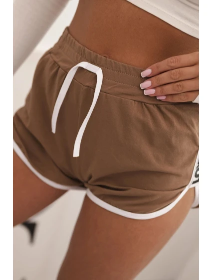 Dámské bavlněné šortky s elastickým pasem a sportovními lemy camelové Dámské bavlněné šortky s elastickým pasem a sportovními lemy camelové