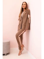 Dámská souprava s viskózou – sako s klopami a kalhoty s model 21232423 camelový - K-Fashion Dámská souprava s viskózou – sako s klopami a kalhoty s model 21232423 camelový - K-Fashion