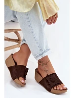 Kožené semišové dámské pantofle na platformě s ozdobným květinou Zazoo 40312 Hnědé