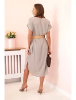 Šaty s ozdobným páskem model 21122340 - K-Fashion Šaty s ozdobným páskem model 21122340 - K-Fashion