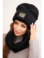 Dámská model 21495011 souprava čepice a šála s ozdobnou nášivkou černý - K-Fashion Dámská model 21495011 souprava čepice a šála s ozdobnou nášivkou černý - K-Fashion