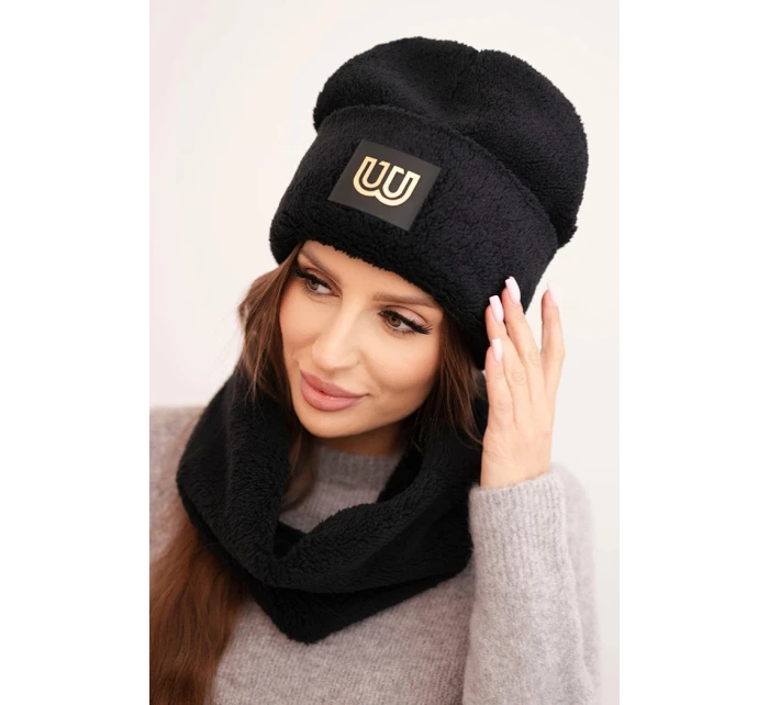 Dámská model 21495011 souprava čepice a šála s ozdobnou nášivkou černý - K-Fashion Dámská model 21495011 souprava čepice a šála s ozdobnou nášivkou černý - K-Fashion
