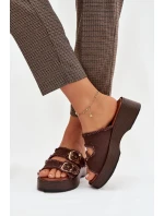 Dámské pantofle na platformě se zlatými sponami čokoládové model 21919104 - Boto