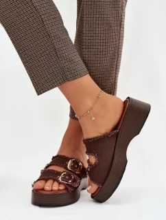 Dámské pantofle na platformě se zlatými sponami čokoládové model 21919104 - Boto