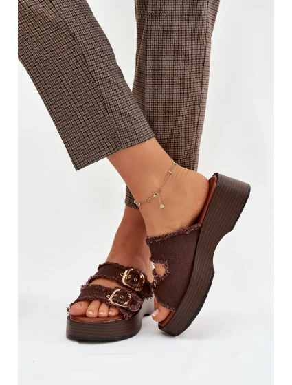 Dámské pantofle na platformě se zlatými sponami čokoládové model 21919104 - Boto