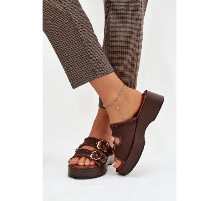 Dámské pantofle na platformě se zlatými sponami čokoládové model 21919104 - Boto