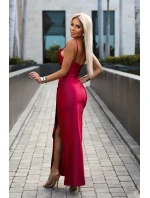 Dlouhé dámské saténové šaty v malinové barvě s rozparkem na noze model 20108868 - numoco