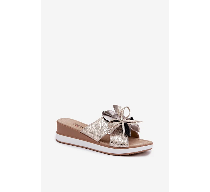 Kožené nazouváky na platformě s dekorativním květem S.Barski GR61-5989 Zlaté Kožené nazouváky na platformě s dekorativním květem S.Barski GR61-5989 Zlaté