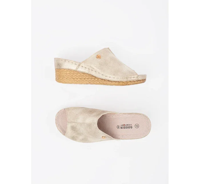 Stylové zlaté nazouváky dámské na klínku Stylové zlaté nazouváky dámské na klínku