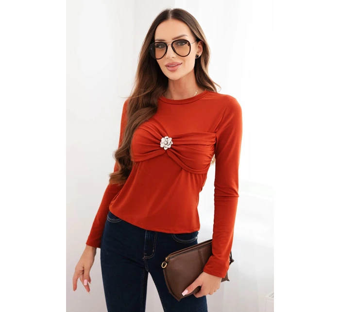 Dámská blůza z viskózy model 21468692 s řasením a broží hnědá - K-Fashion