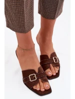 Dámské sandály na podpatku s páskem a zlatým přezkou Čokoládové model 22038448 - Boto