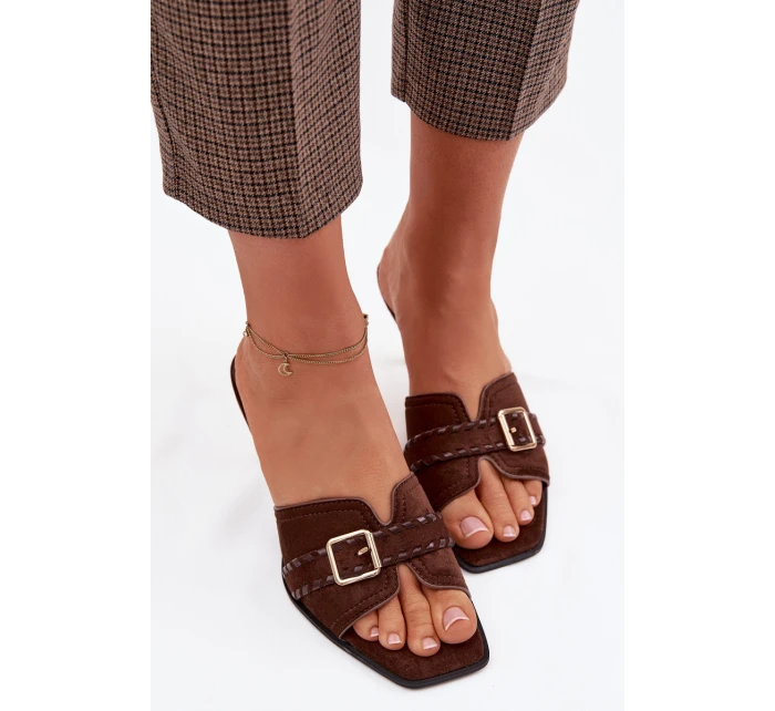 Dámské sandály na podpatku s páskem a zlatým přezkou Čokoládové model 22038448 - Boto