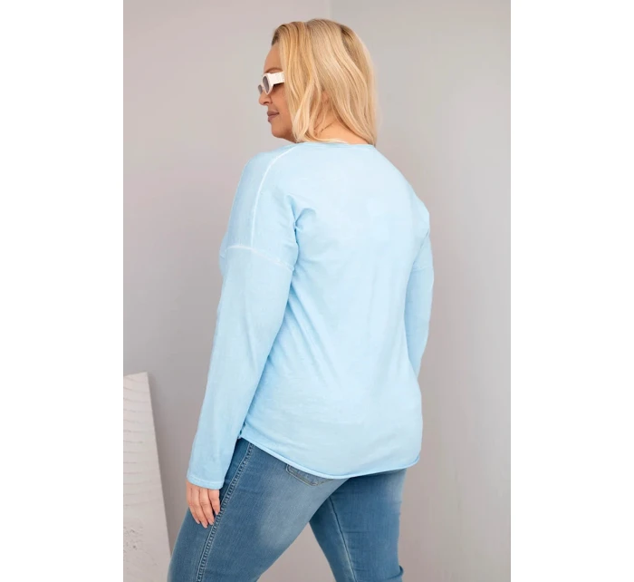 Dámská blůza Plus Size s výstřihem do V a delším zadním dílem modrá Dámská blůza Plus Size s výstřihem do V a delším zadním dílem modrá