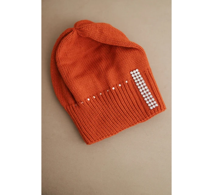 Dámská zimní pletená čepice s krystaly model 21750384 oranžová - K-Fashion Dámská zimní pletená čepice s krystaly model 21750384 oranžová - K-Fashion