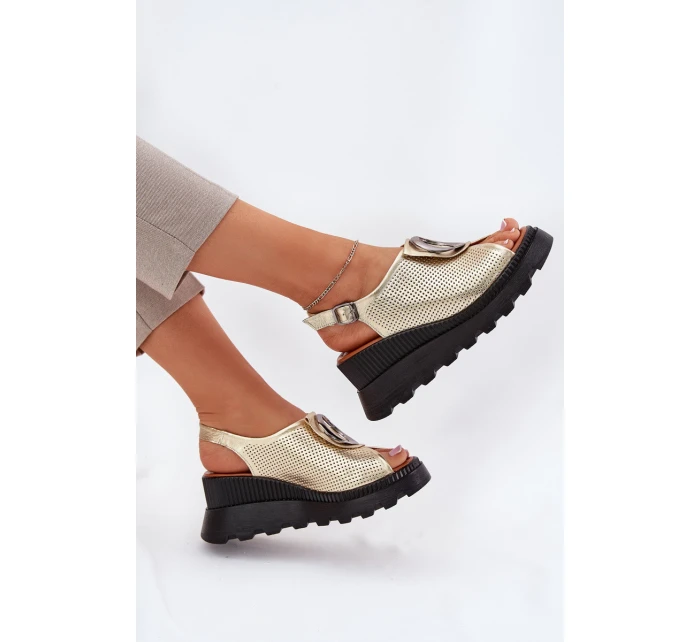 Kožené Dámské Sandály Na Klínu S Ozdobou Artiker model 21695639 Zlaté - Boto
