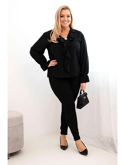 Dámská viskózová blůza Plus Size s volánem a ozdobnou broží černá Dámská viskózová blůza Plus Size s volánem a ozdobnou broží černá