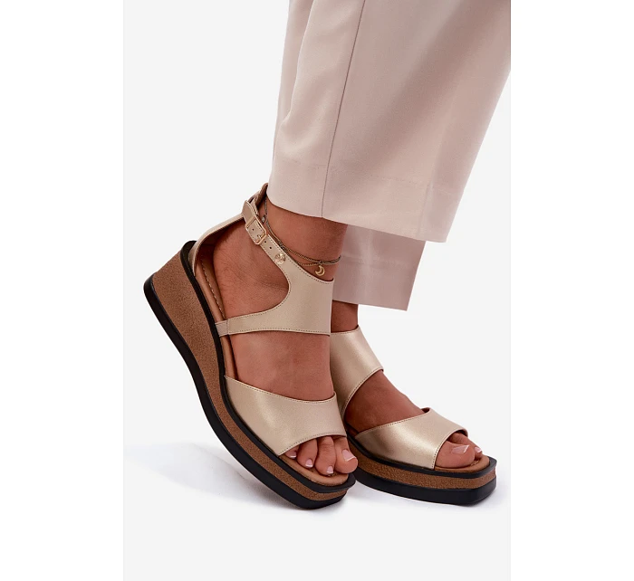 Kožené sandály na platformě model 22123142 Zlaté - Maciejka