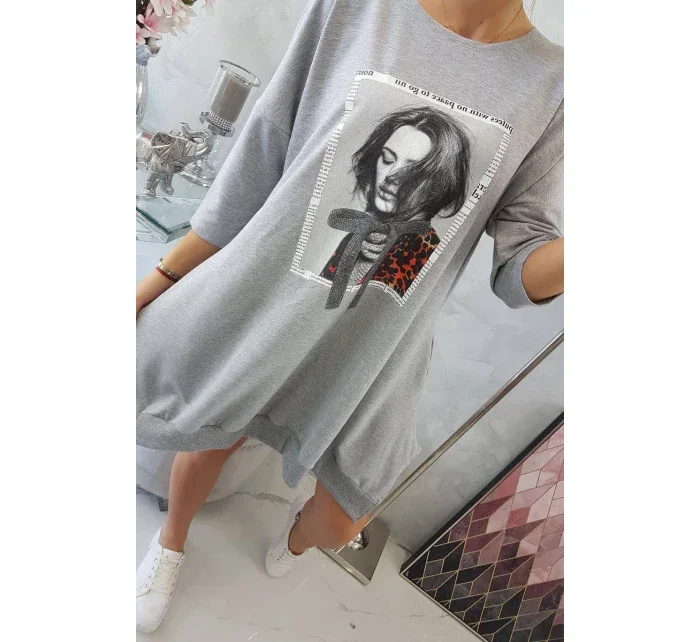 Šaty s potiskem a rozšířenou spodní částí šedé