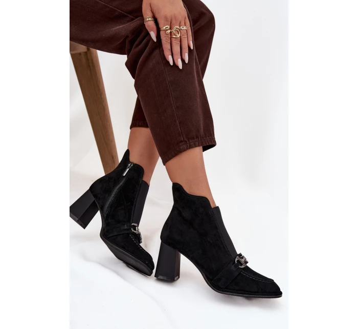 Dámské kotníkové boty z pravé semišové kůže na podpatku model 21714179 Černé - Artiker Dámské kotníkové boty z pravé semišové kůže na podpatku model 21714179 Černé - Artiker
