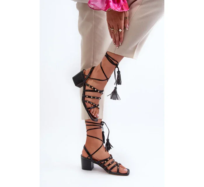 Šněrovací sandály na nízkém podpatku zdobené černými cvočky Chrisele Šněrovací sandály na nízkém podpatku zdobené černými cvočky Chrisele