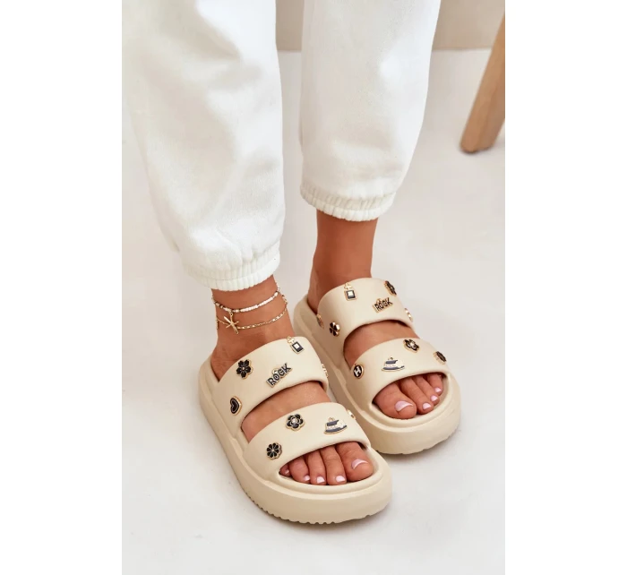 Dámské pěnové pantofle s ozdobnými připínkami – béžové
