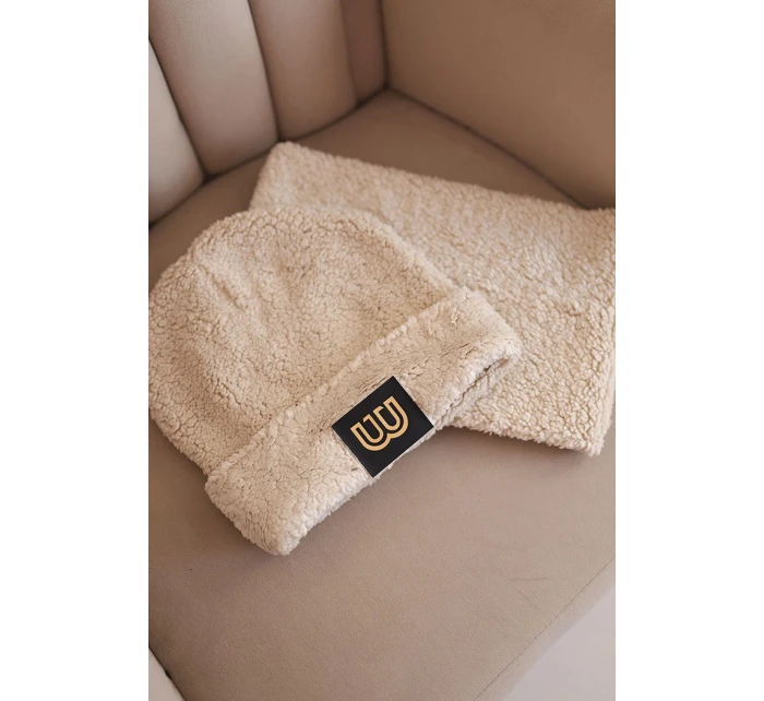 Dámská model 21495013 souprava čepice a nákrčník s ozdobnou nášivkou béžová - K-Fashion