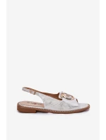 Elegantní sandály s ozdobou na plochém podpatku model 21698192 stříbrné - S.Barski Elegantní sandály s ozdobou na plochém podpatku model 21698192 stříbrné - S.Barski