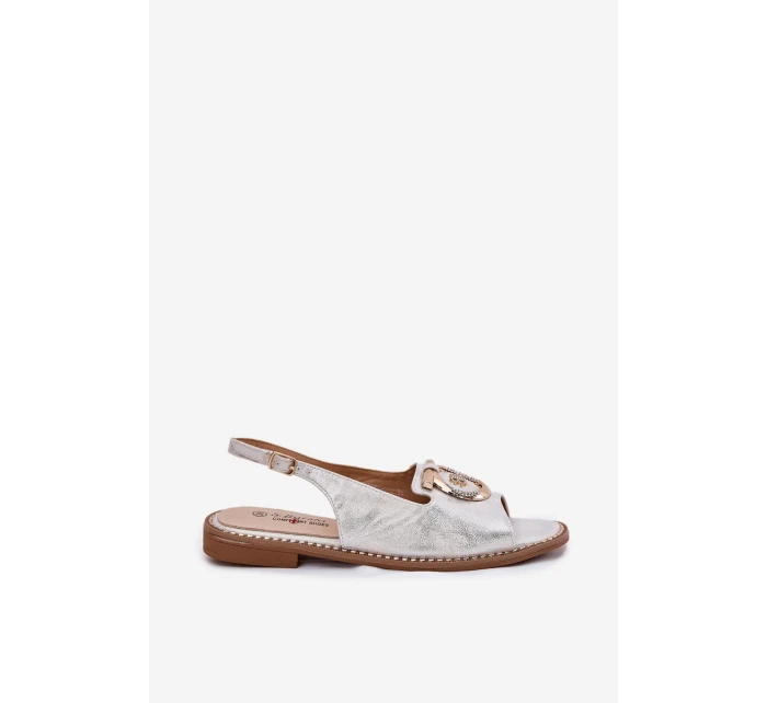 Elegantní sandály s ozdobou na plochém podpatku model 21698192 stříbrné - S.Barski Elegantní sandály s ozdobou na plochém podpatku model 21698192 stříbrné - S.Barski