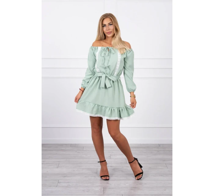 Šaty s odhalenými rameny a krajkou světle zelené barvy Šaty s odhalenými rameny a krajkou světle zelené barvy