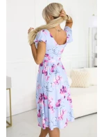 MATILDE midi šaty s obálkovým výstřihem a krátkými rukávy modré s růžovými květy model 22014770 - numoco MATILDE midi šaty s obálkovým výstřihem a krátkými rukávy modré s růžovými květy model 22014770 - numoco