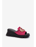 Dámské Sandály Z Eko Semiše Na Klínu A Platformě Se Zlatou Dekorací model 21658344 Fuchsie - VINCEZA Dámské Sandály Z Eko Semiše Na Klínu A Platformě Se Zlatou Dekorací model 21658344 Fuchsie - VINCEZA