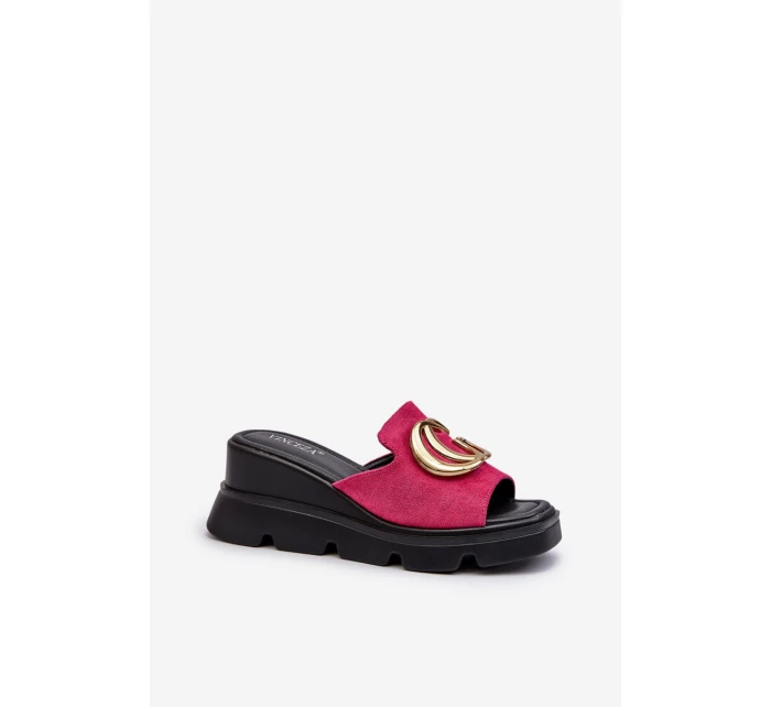 Dámské Sandály Z Eko Semiše Na Klínu A Platformě Se Zlatou Dekorací model 21658344 Fuchsie - VINCEZA Dámské Sandály Z Eko Semiše Na Klínu A Platformě Se Zlatou Dekorací model 21658344 Fuchsie - VINCEZA