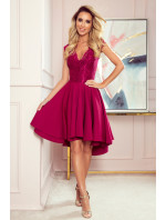 Dámské šaty ve vínové bordó barvě s delším zadním dílem a krajkovým výstřihem model 8224471 - numoco
