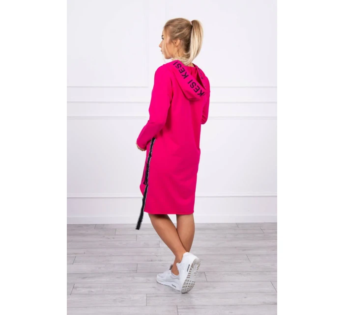 Šaty s kapucí a potiskem fuchsiové barvy