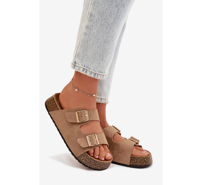 Dámské pantofle na korkové platformě se zlatými sponami tmavě béžové model 21919279 - EVENTO Dámské pantofle na korkové platformě se zlatými sponami tmavě béžové model 21919279 - EVENTO