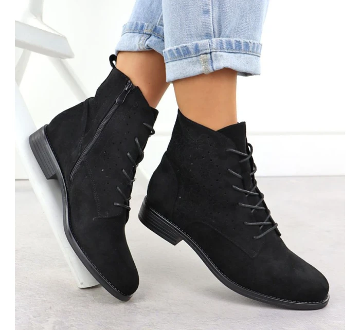 Dámské černé semišové prolamované kozačky model 21905582 - S.Barski Dámské černé semišové prolamované kozačky model 21905582 - S.Barski