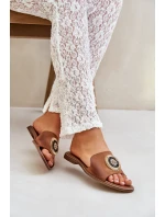 Kožené pantofle s ozdobou na plochém podpatku Zazoo model 21682258 Camel - Boto Kožené pantofle s ozdobou na plochém podpatku Zazoo model 21682258 Camel - Boto