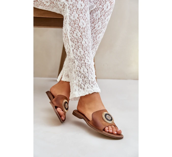 Kožené pantofle s ozdobou na plochém podpatku Zazoo model 21682258 Camel - Boto Kožené pantofle s ozdobou na plochém podpatku Zazoo model 21682258 Camel - Boto