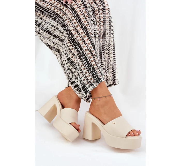 Dámské sandály z eko kůže na podpatku a platformě světle béžové Tamirella Dámské sandály z eko kůže na podpatku a platformě světle béžové Tamirella