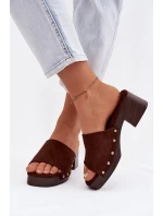 Dámské pantofle na platformě se zlatými sponami čokoládové model 21951376 - Boto Dámské pantofle na platformě se zlatými sponami čokoládové model 21951376 - Boto