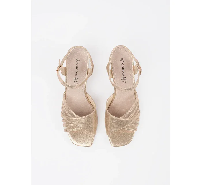 Moderní dámské  sandály zlaté na širokém podpatku